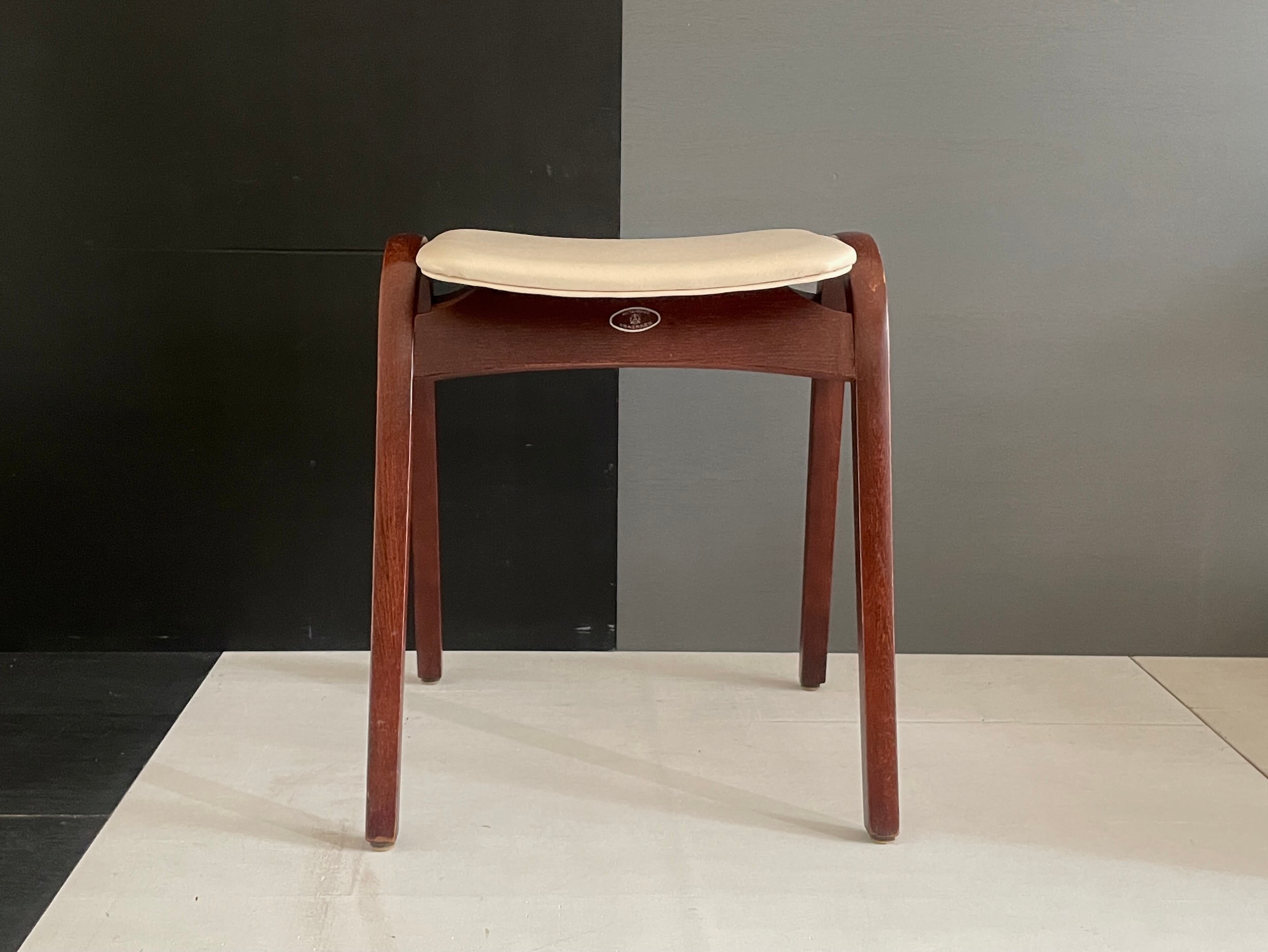 No.6321「スタッキング スツール〈No.202〉本革座面：秋田木工 / 剣持