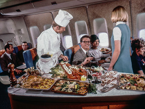 20世紀の半ば、飛行機の機内食はこんなにもゴージャスだった | Buzzap！