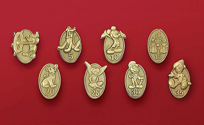 ディズニーキャストのバッジ】胸元に輝くキャストピンとは？ネームタグ