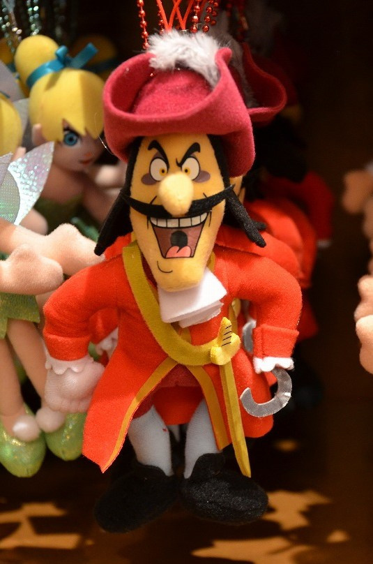 ピーターパンのヴィランズ「フック船長」どっちの手がない？なぜワニが