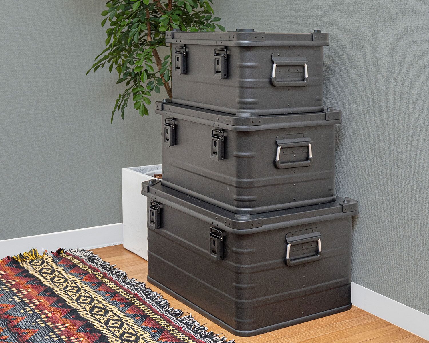 フィールドアから「アルミコンテナボックス ブラック S/M/L」登場