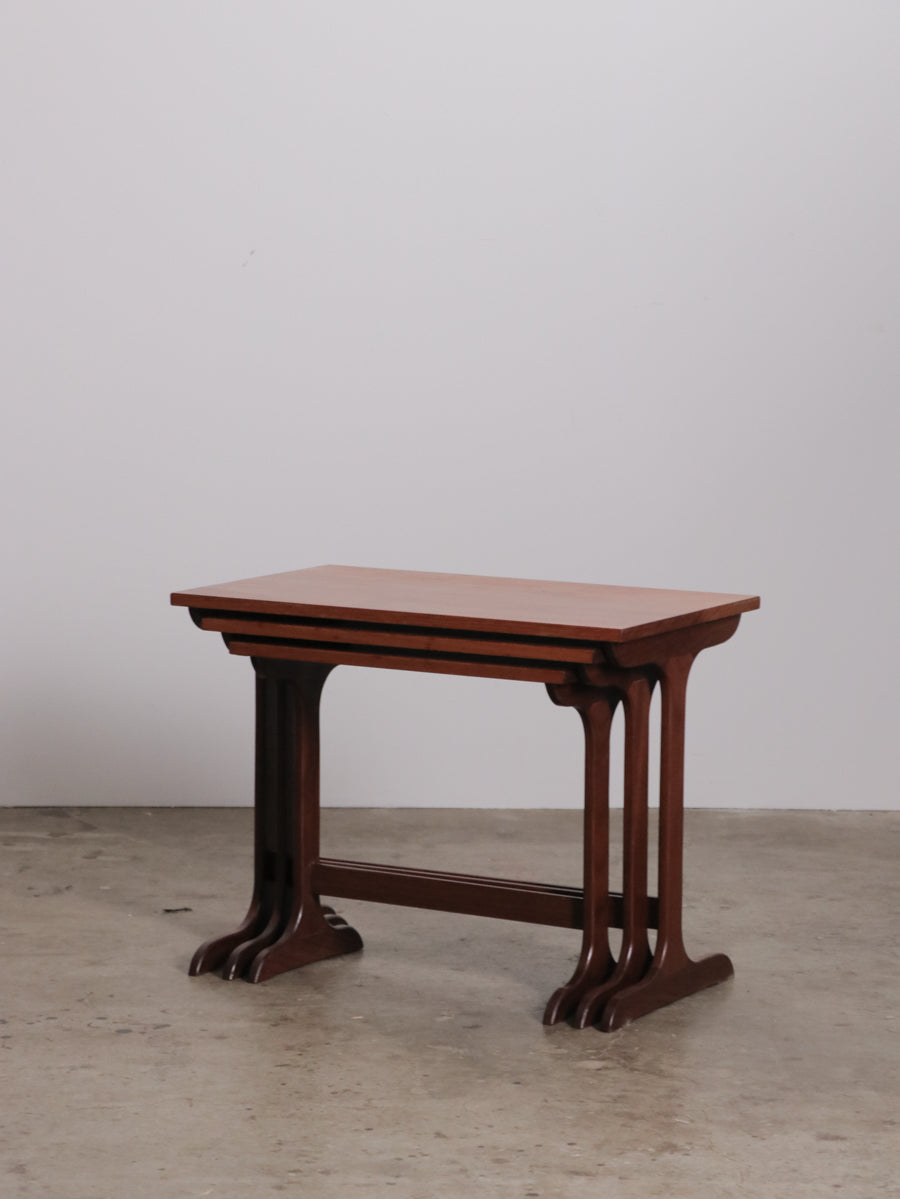 ネストテーブル