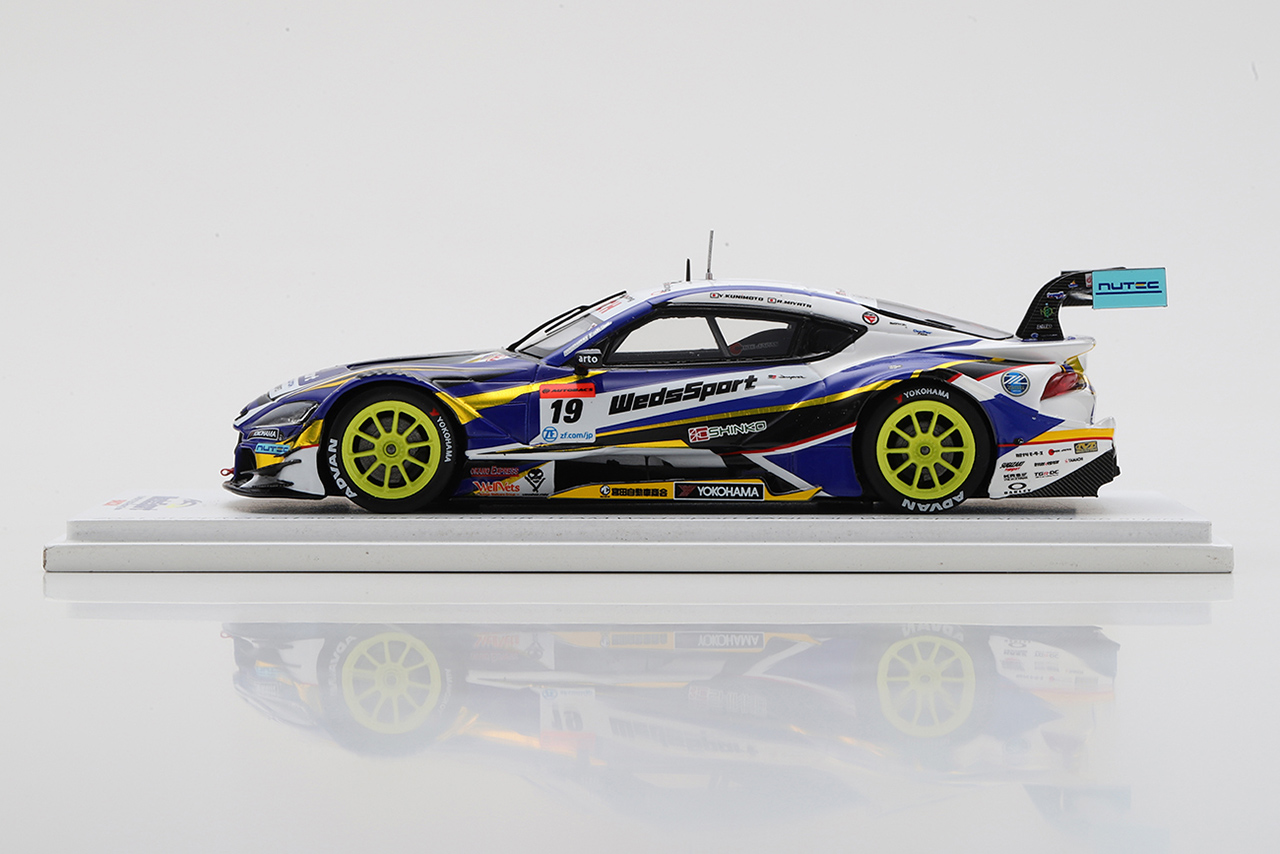 スパークが製造したWedsSport ADVAN GR Supraの1/43スケールモデルカー