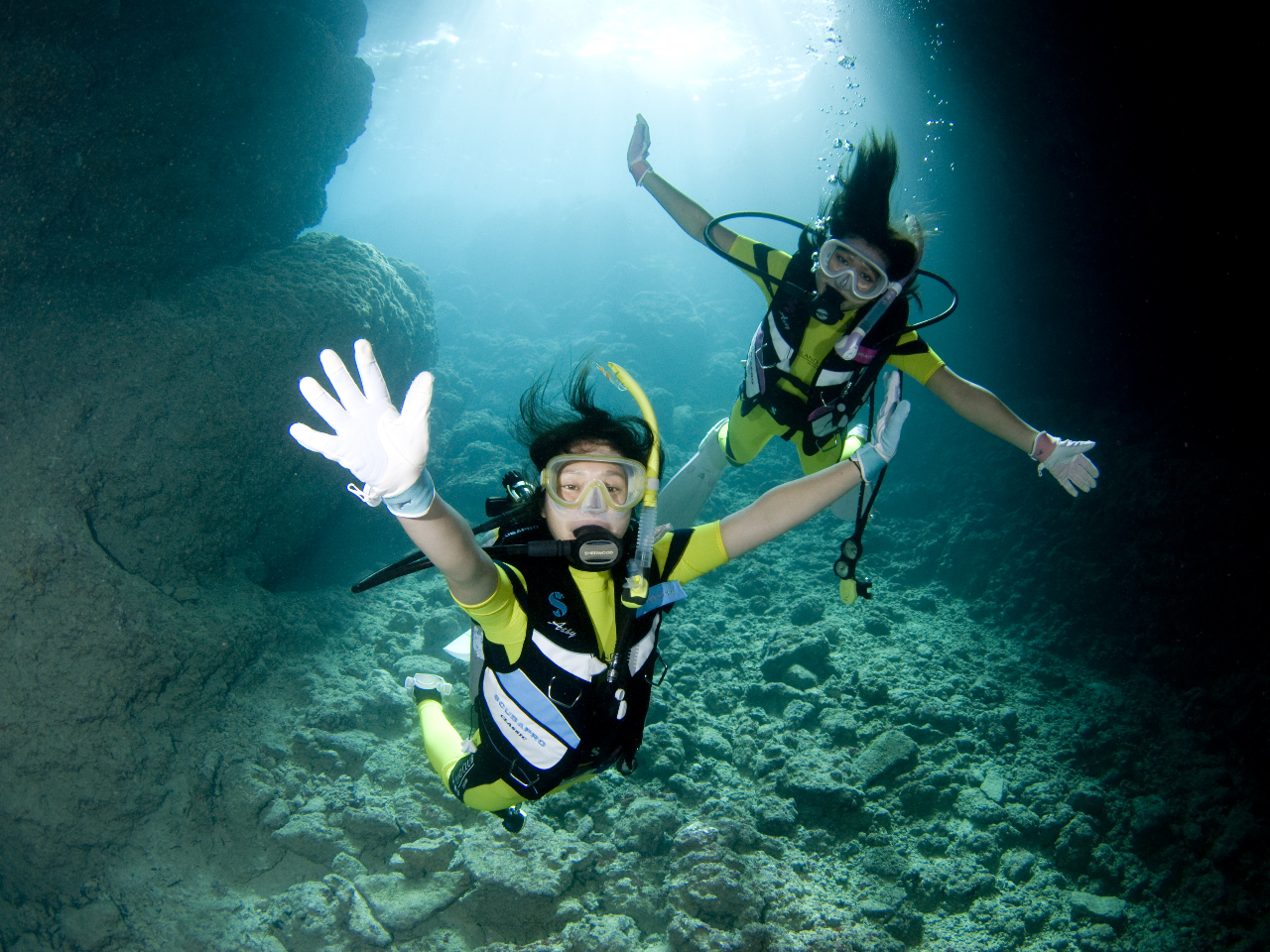 本家本元！青の洞窟体験ダイビング＆サウンドパラセーリングセット