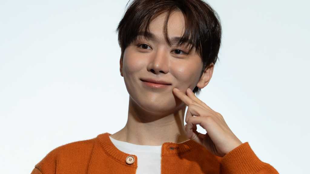 REPORT】SEVENTEEN スングァン、みかん色のカーディガンでお茶目に登場