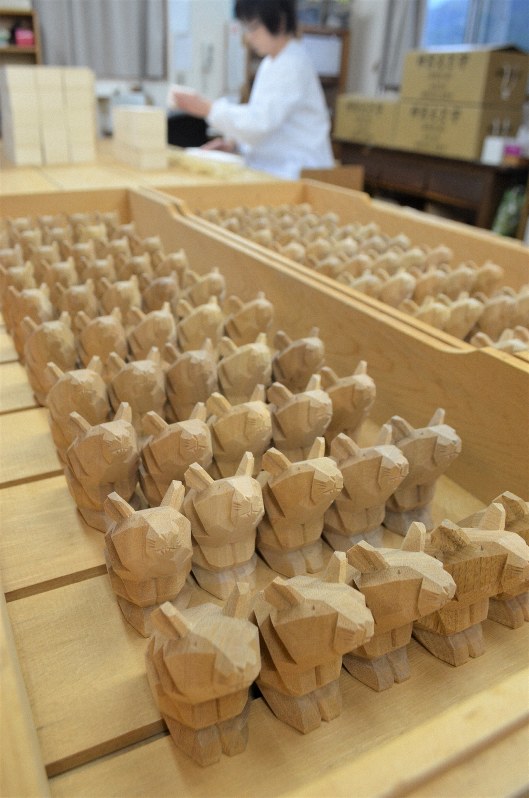 神宮えと守」箱詰め作業が最盛期 伊勢神宮 | 毎日新聞