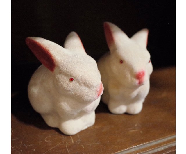 台湾 ヴィンテージ品。初期のフロッキー加工陶器製うさぎ貯金箱