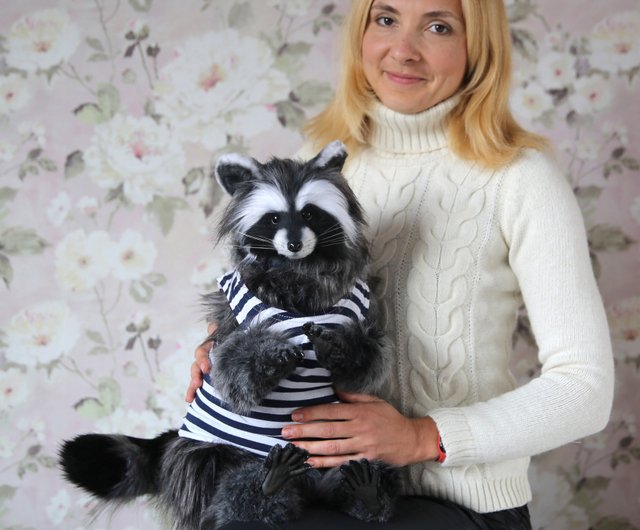 送料無料】ロシア アライグマのリアルなおもちゃ。ぬいぐるみ。ポーズ