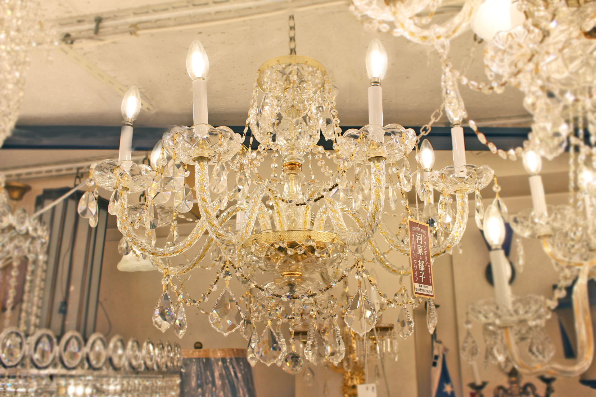 クリスタルシャンデリアとは？特徴や選び方、当店の納入実績をご紹介