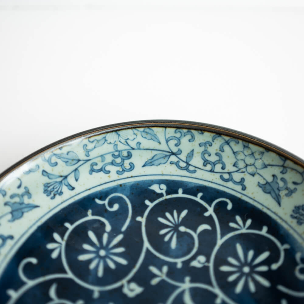 WEB限定】紺巻唐草 丸8寸皿 -器市- | cocochi ｜ 家具と服と暮らしの店