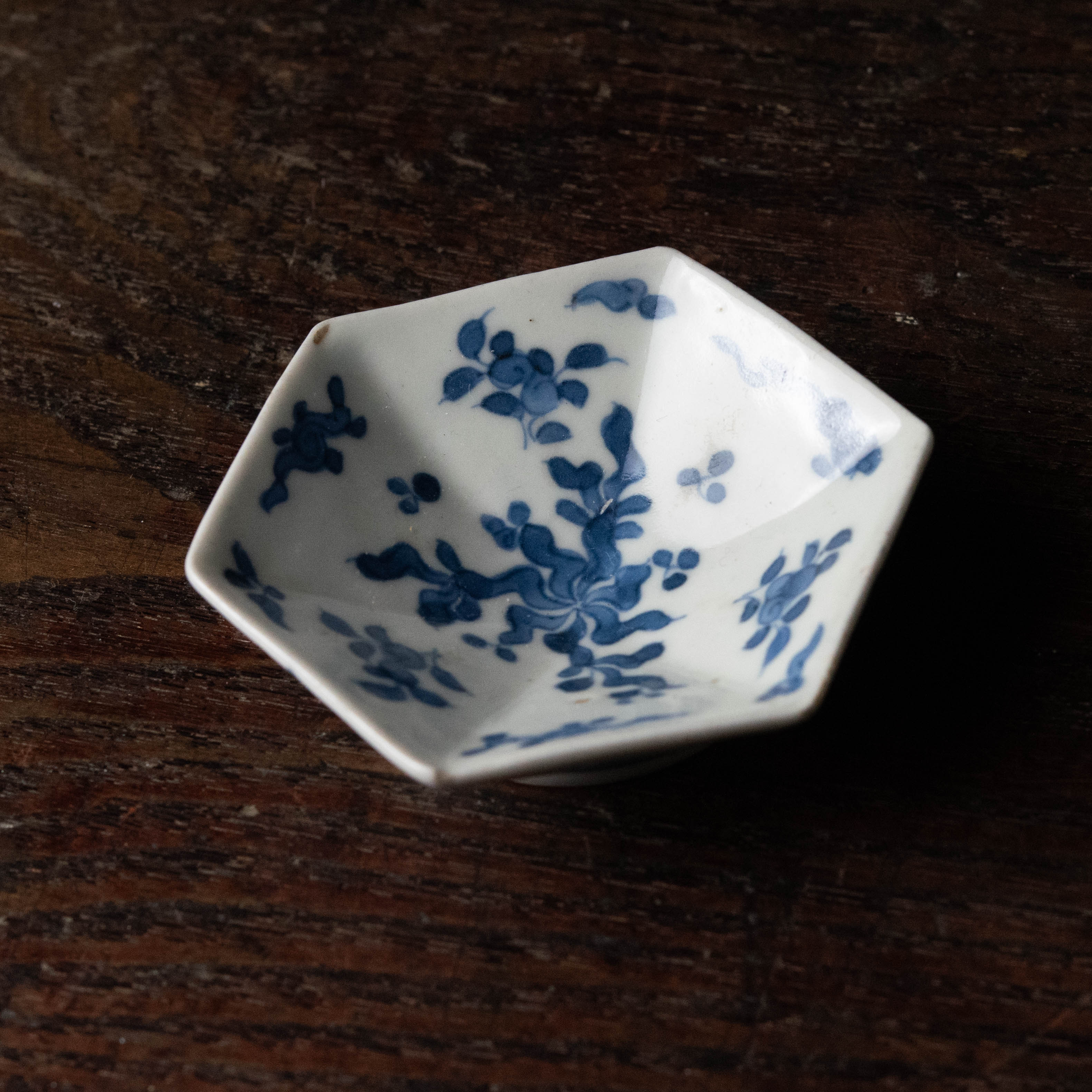 陶磁器 :: 古伊万里 藍柿右衛門 捻草花文 六角 変形皿 | COTTOU.JP