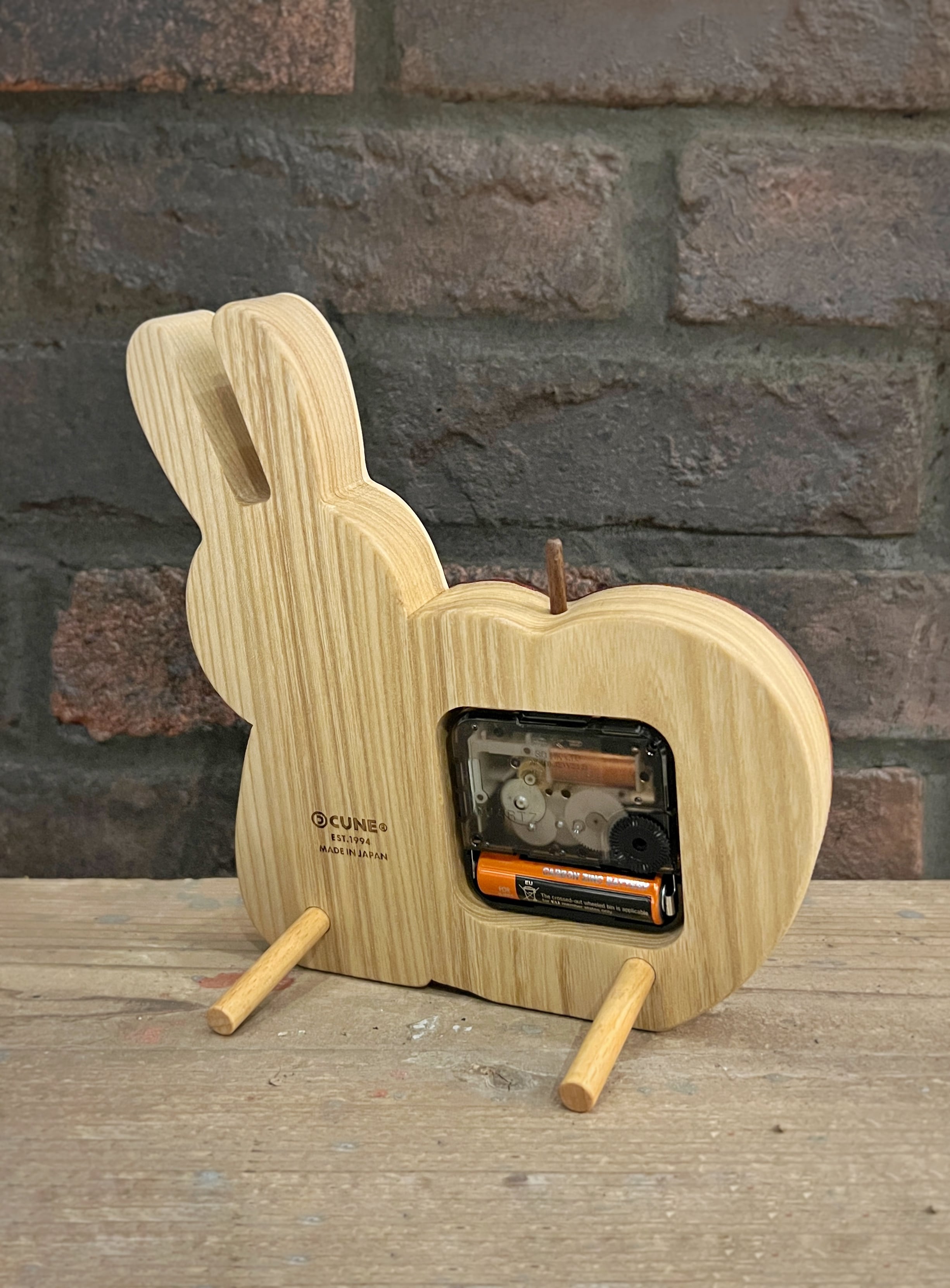 木でできたうさぎとりんごの置き時計｜ウサギがいる｜CUNE ONLINE STORE