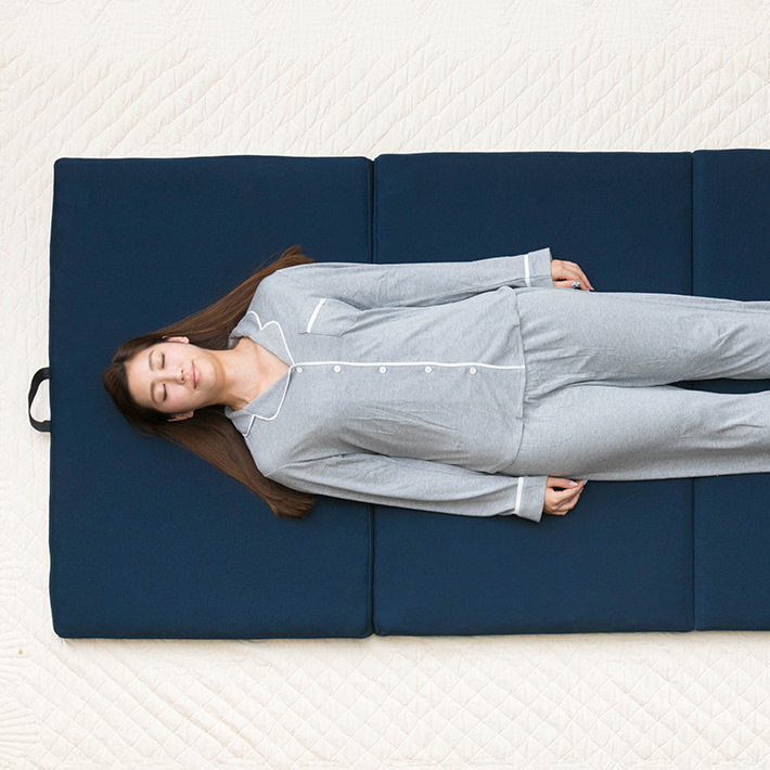 横になるだけで疲れが取れる。足、腰、肩で硬さの違う整体マットレス