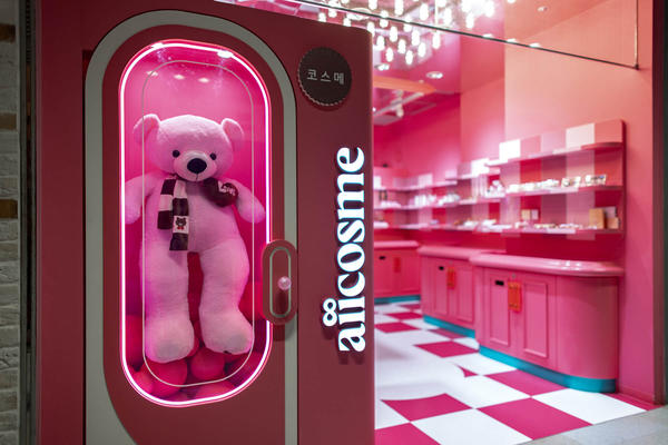 aiicosme HEPFIVE（コスメ自動販売機）のデザイン内装施工事例 [大阪