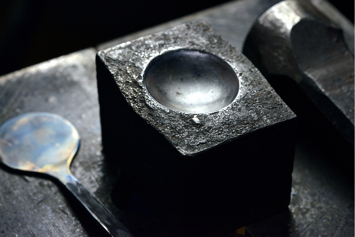 永島義教》空間をアートに変えるカトラリー | Discover Japan