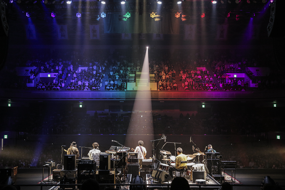 奥田民生、ソロ30周年記念ライブ『59-60』で両国国技館2DAYSをレポート