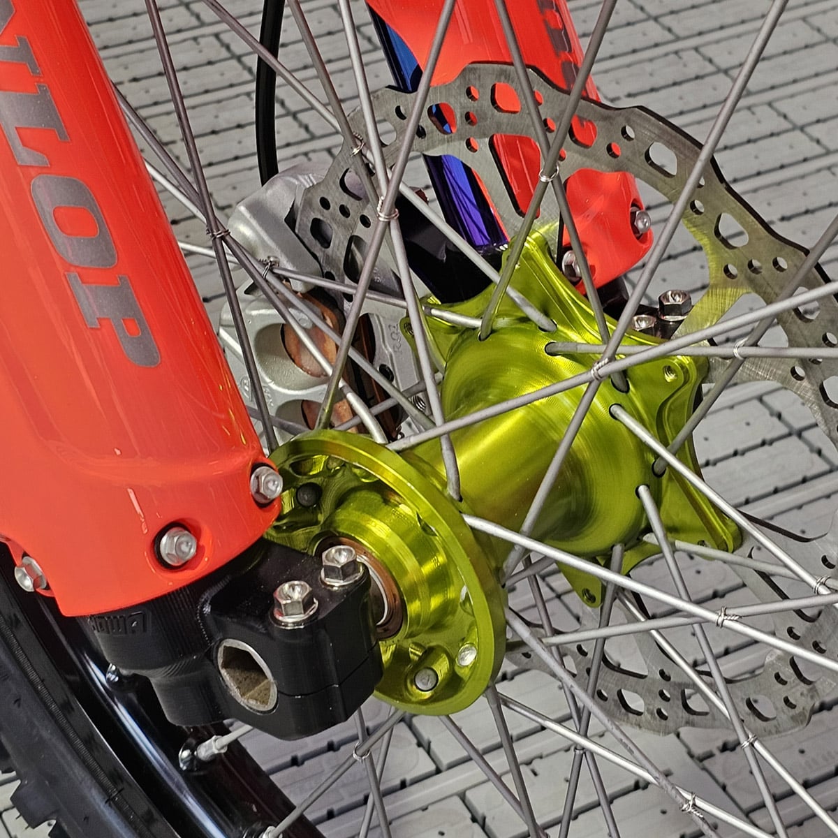 ドゥカティ 450 デスモが A1 で公開 - ダートバイク マガジン