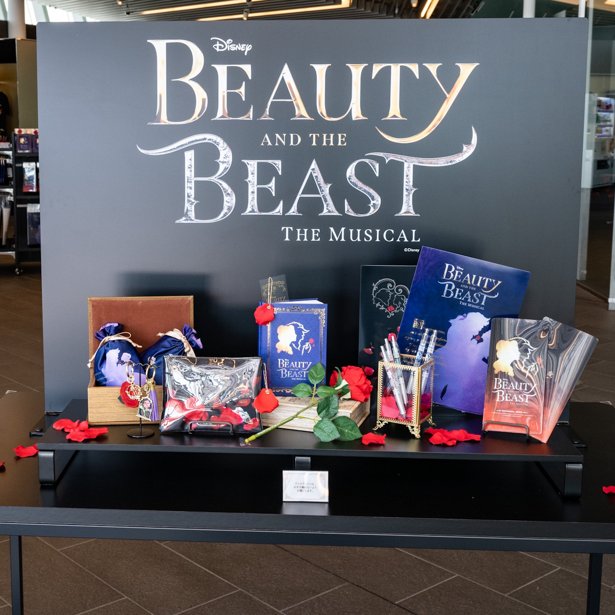 バラやシルエットモチーフ！劇団四季ディズニーミュージカル『美女と