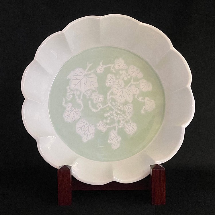 井上萬二]陶芸『白磁緑釉染葡萄彫文花形花器』: JALショッピング｜JAL