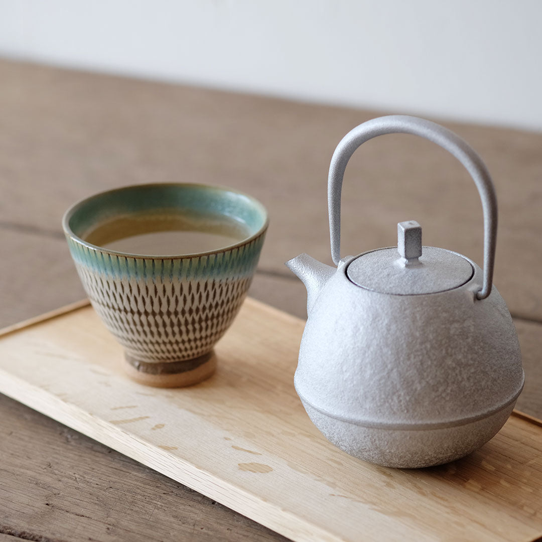 一度温まると冷めにくい、保温性の高い鉄急須 – Envelope