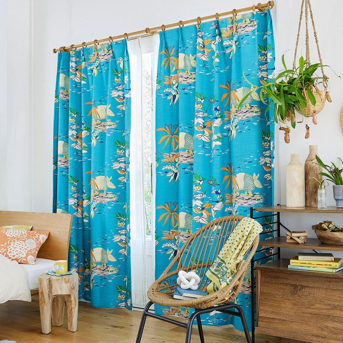 人目をひく色彩でアルマジロと植物をデザインした2・3級遮光カーテン