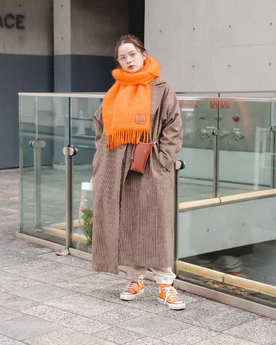マフラーとスニーカーをオレンジにして、華やかで元気な印象に