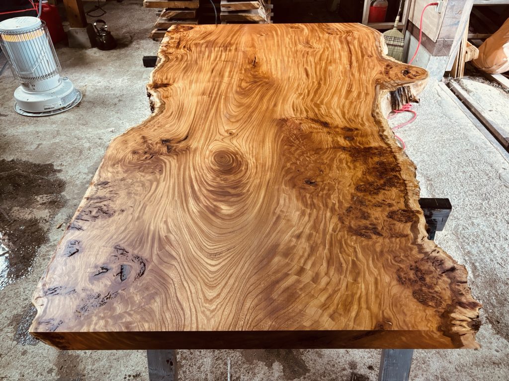 希少な欅（けやき）の一枚板テーブル、瘤杢の魅力と存在感を堪能