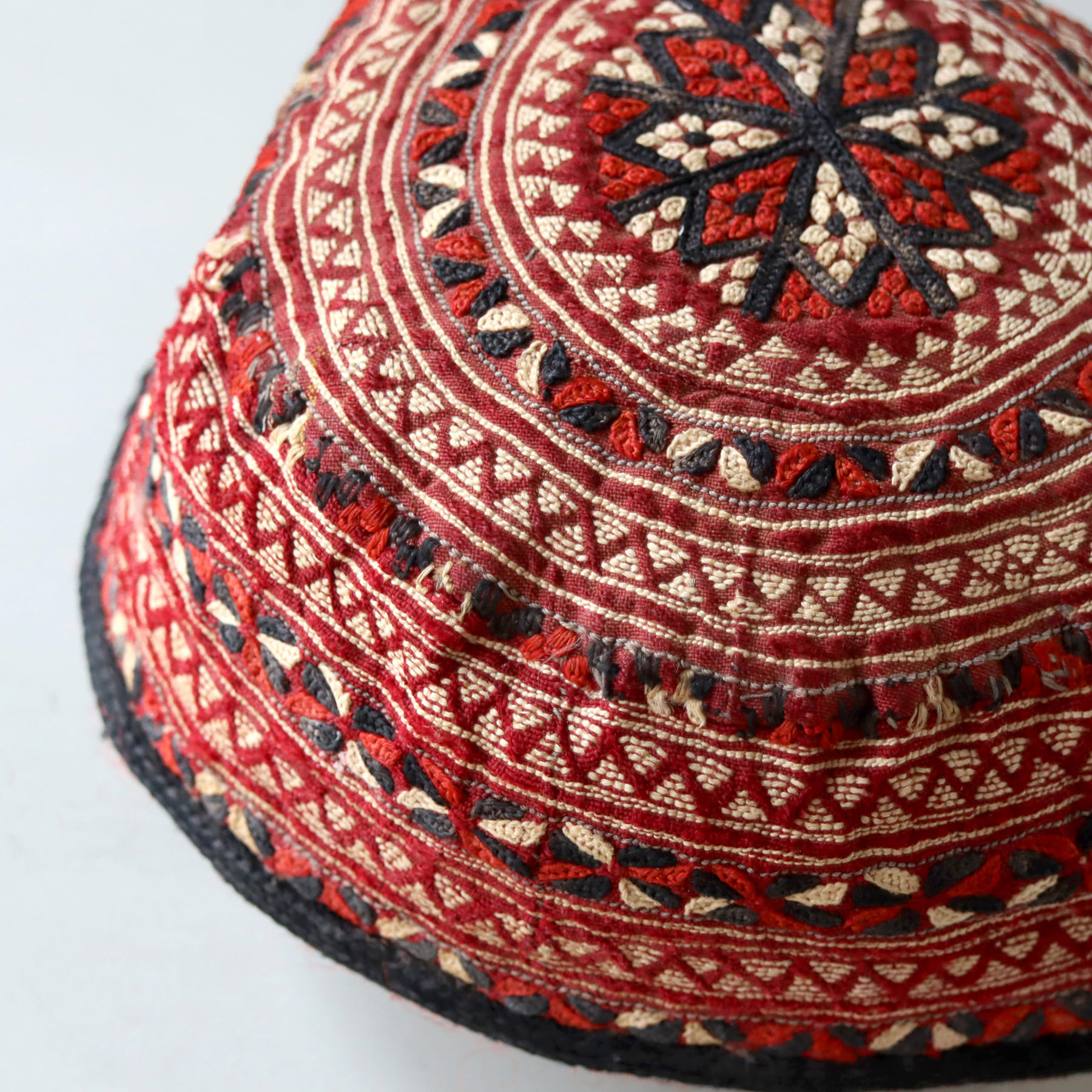 トルクメン 刺繍の帽子 ヴィンテージ 民族衣装 / ガラタバザール
