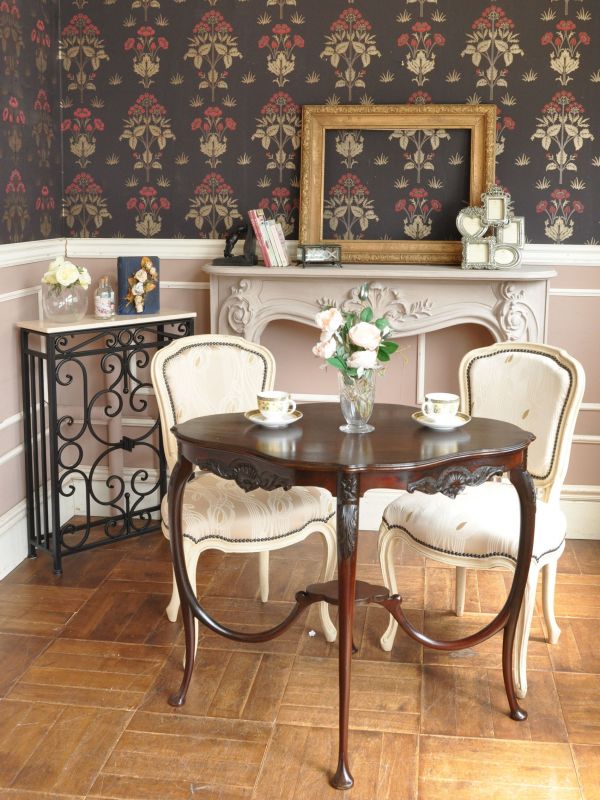 アンティーク風のテーブル、大理石天板✕アイアンのおしゃれな