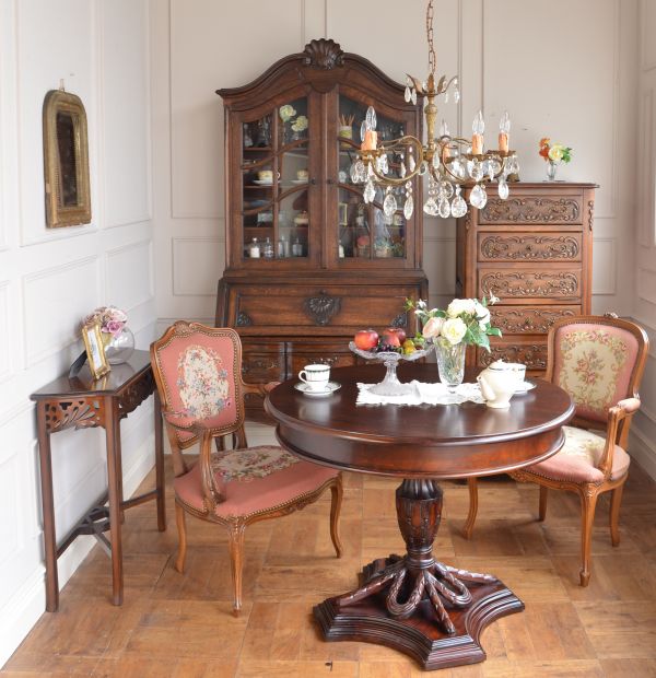 彫りが美しいスリムなキャビネット、フランスから届いたアンティーク