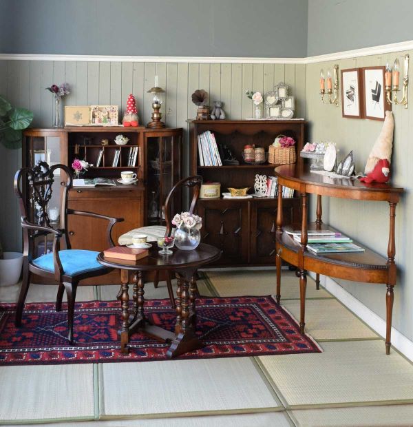 英国のおしゃれなアンティークの机、ショーケース付きのデスク