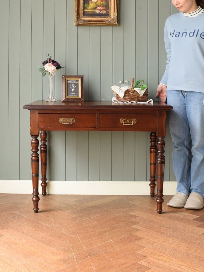 英国から届いたアンティークのデスク、シノワズリの取っ手がおしゃれな