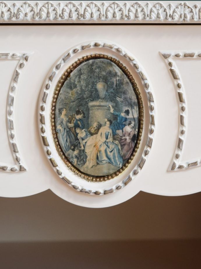 お姫様気分が楽しめる白いアンティークのドレッサー、フランスから届い