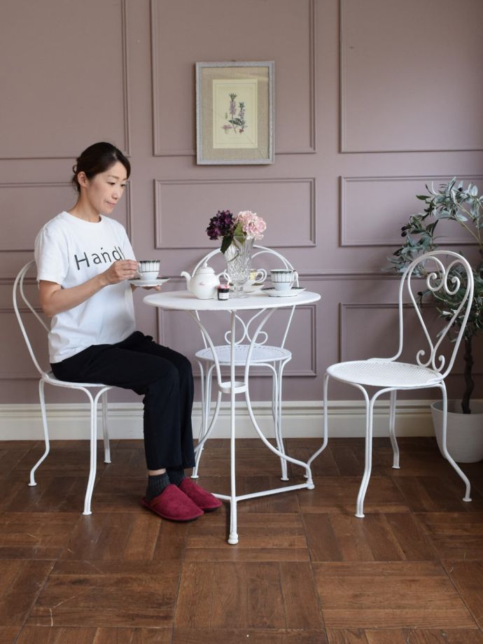 フランスから届いた白いアンティークのテーブル、お庭で楽しめる