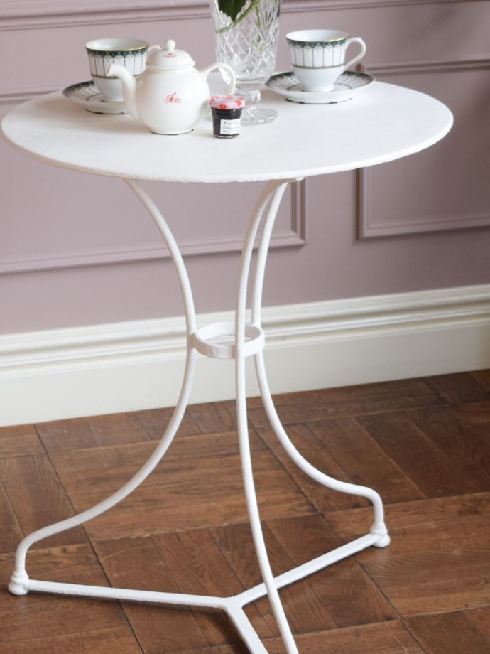 フランスから届いた白いアンティークのテーブル、お庭で楽しめる