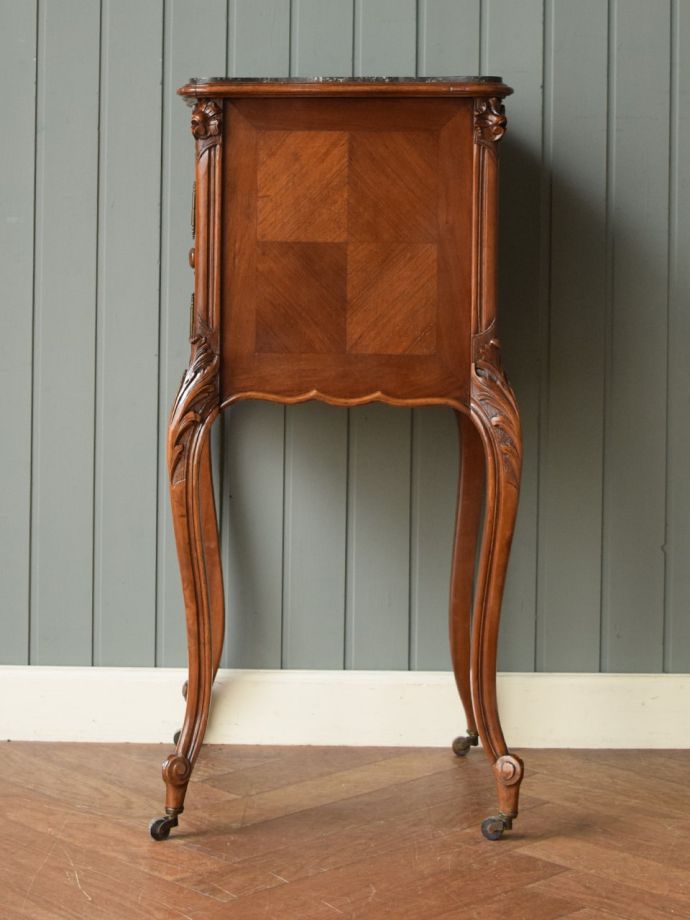 フランスから届いた美しい猫足のアンティークキャビネット、天然大理石