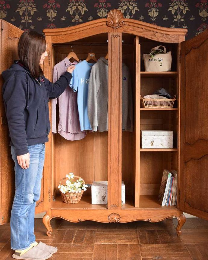 フランスのゴージャスなアンティーク家具、収納力たっぷりのワード