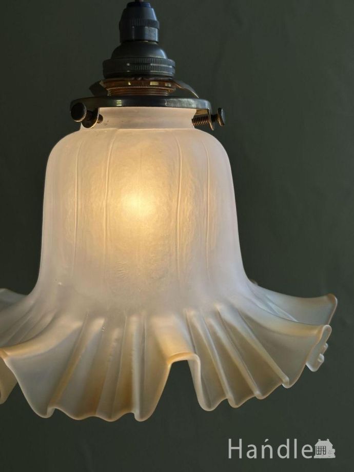 フリルが可愛いガラスシェード、アンティーク調のペンダントライト