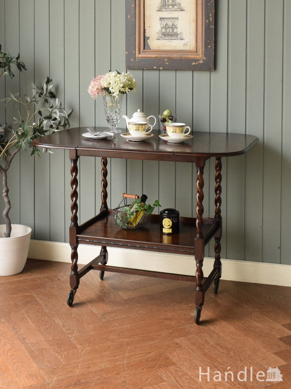 アーコール社のシンプルなアンティーク家具、ブラウン色のトロリー