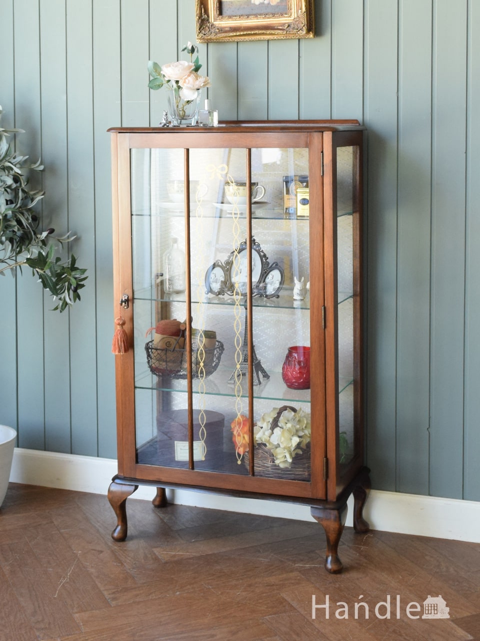 英国から届いたコンパクトサイズのショーケース、アンティークガラスの