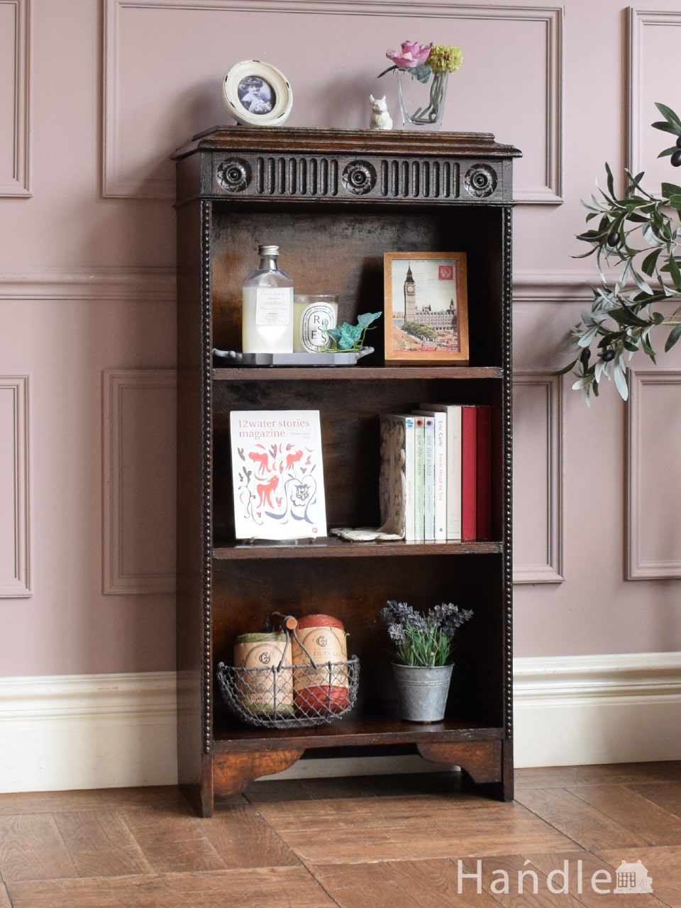 収納ボックスが付いた便利なアンティーク本棚、お花の彫が美しい英国の