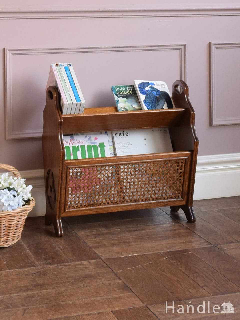アンティークのマガジンラック、たっぷり収納できるコンパクトサイズの