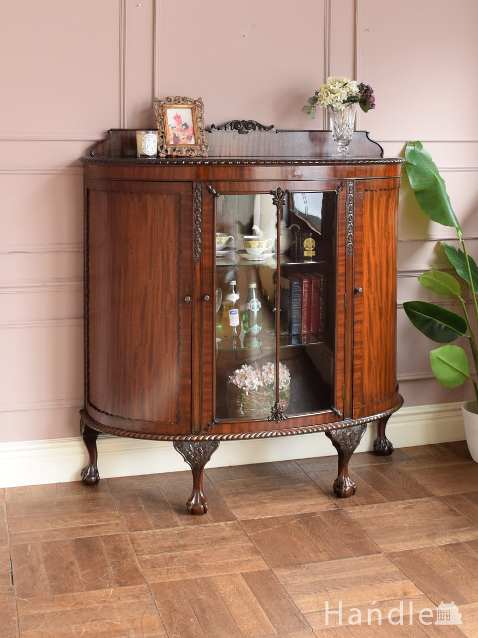 英国アンティークの飾り棚、猫足がおしゃれなガラスキャビネットの