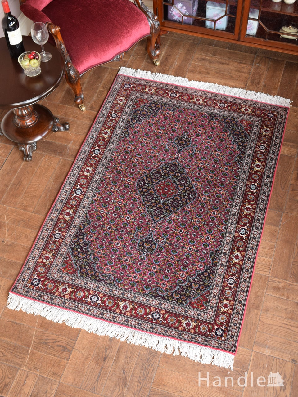 天然染料で染色されたタブリーズのペルシャ絨毯、鮮やかなピンク色が