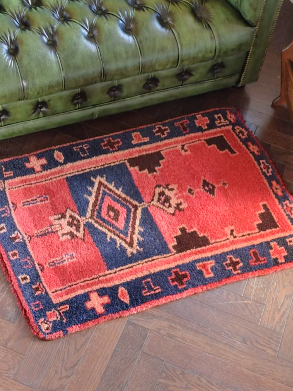 トルココンヤのおしゃれな絨毯、1点もののビンテージのトライバルラグ