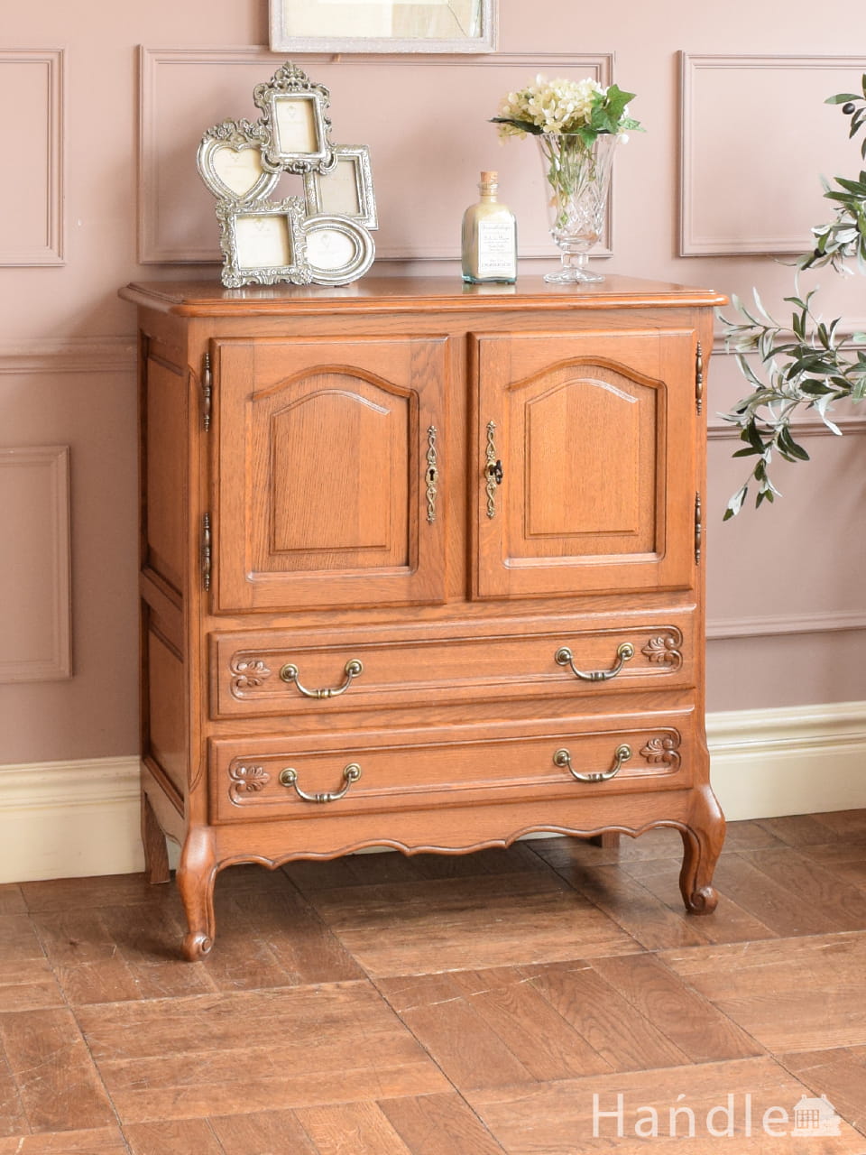 フランスらしい彫りが美しいキャビネット、ホワイトペイントの