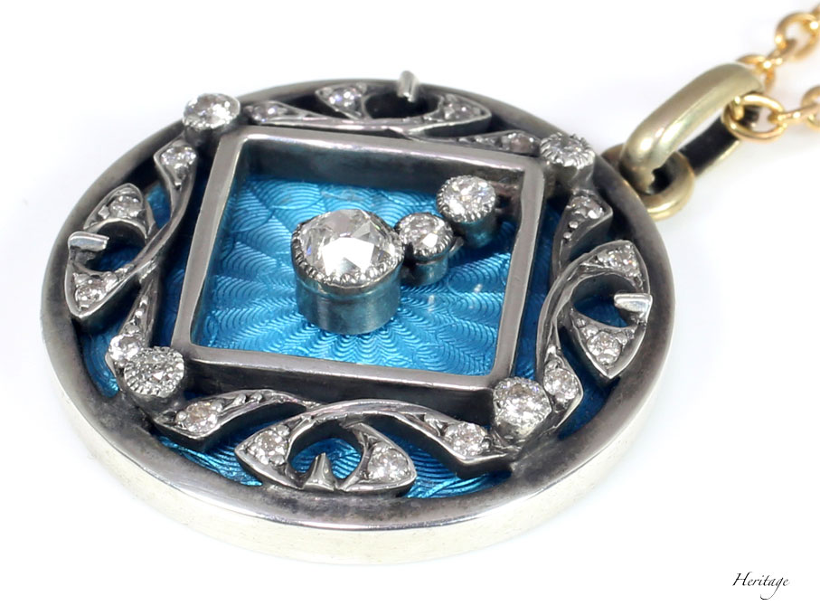 ターコイズブルー・ギロッシュエナメルと揺れるダイヤモンドによる湖畔