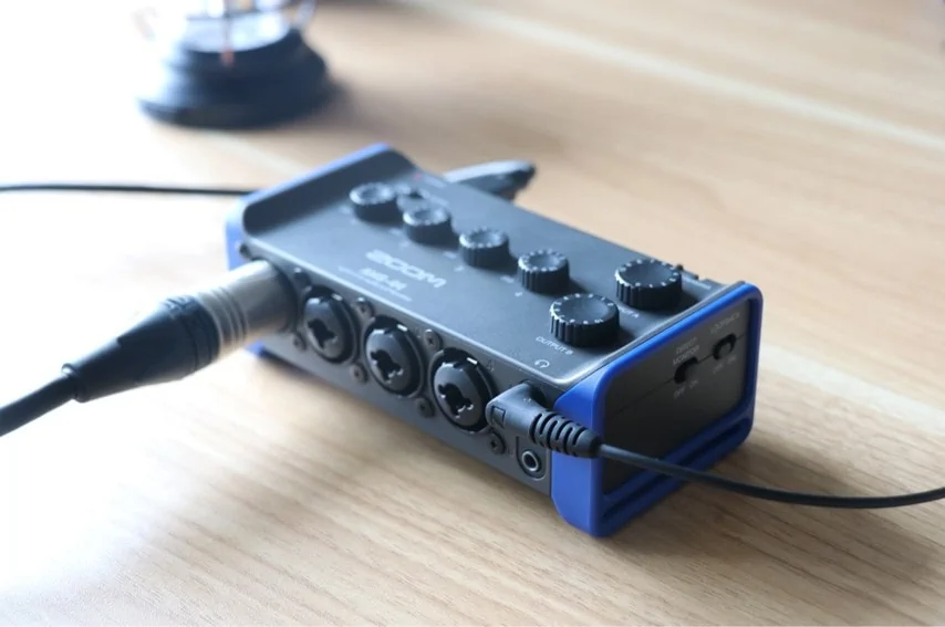 ZOOM AMS-44をレビュー。ハンディサイズで入力端子が豊富なオーディオ