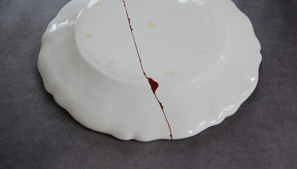 小さな傷をアートに変える、河口竜彦さんの生まれ変わるアートピースの