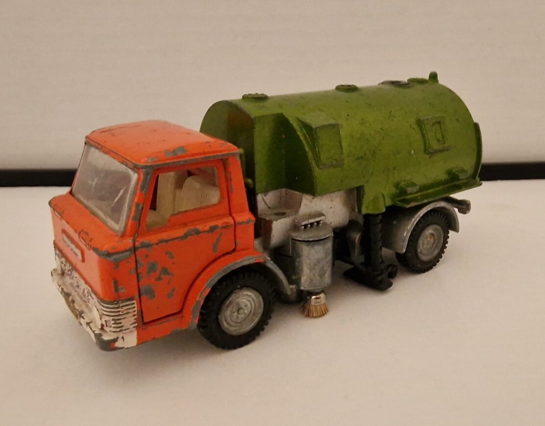 Dinky 451, Johnston Road Sweeper - Free Price Guide & Review